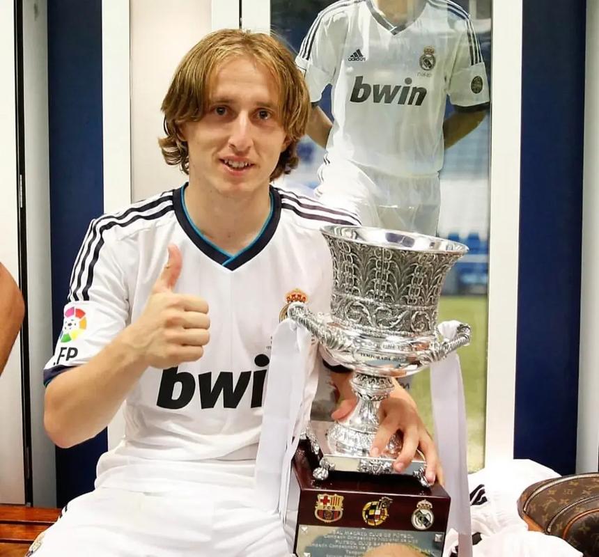 官方：利兹联签下蓝狐后卫贾斯廷；据悉转会费800万+200万镑